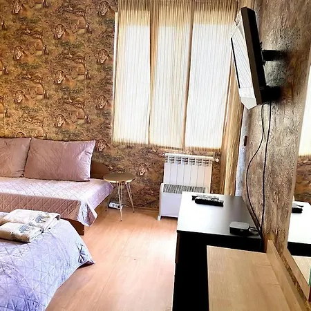 Апартаменты Guest With Living Room, Dining And Kitchen Next To Center *