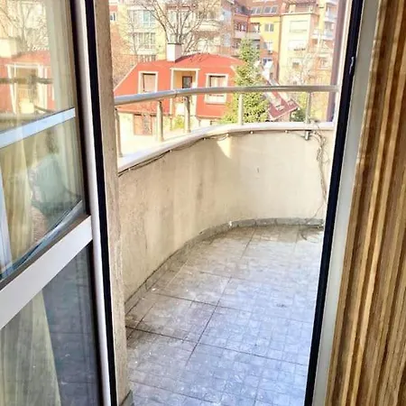 Апартаменты Guest With Living Room, Dining And Kitchen Next To Center *