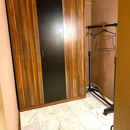 Guest With Living Room, Dining And Kitchen Next To Center Апартаменты