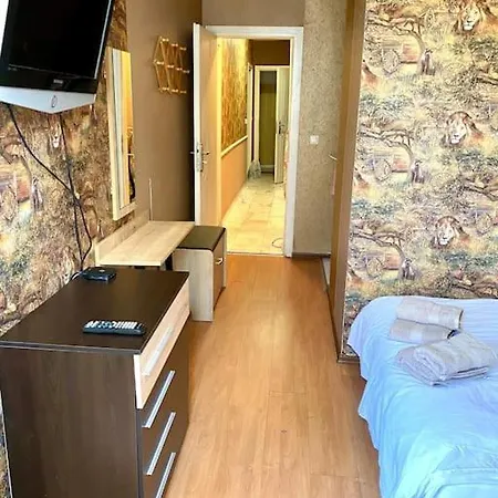 Guest With Living Room, Dining And Kitchen Next To Center Апартаменты *