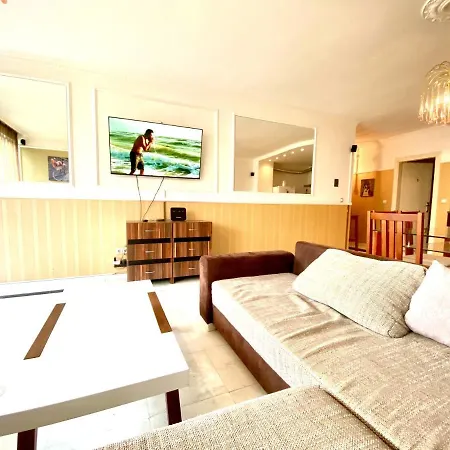Guest With Living Room, Dining And Kitchen Next To Center Апартаменты *