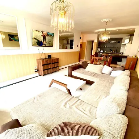 Апартаменты Guest With Living Room, Dining And Kitchen Next To Center *